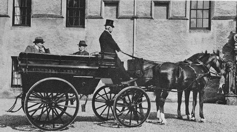 Photo of Maurice and Stanley Evans, seated in a horse drawn carriage outside Cullen House
    